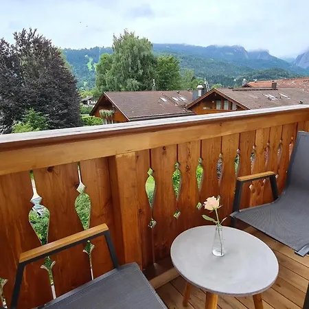 Bunter Hirsch Im Garmischer Zentrum Garmisch-Partenkirchen